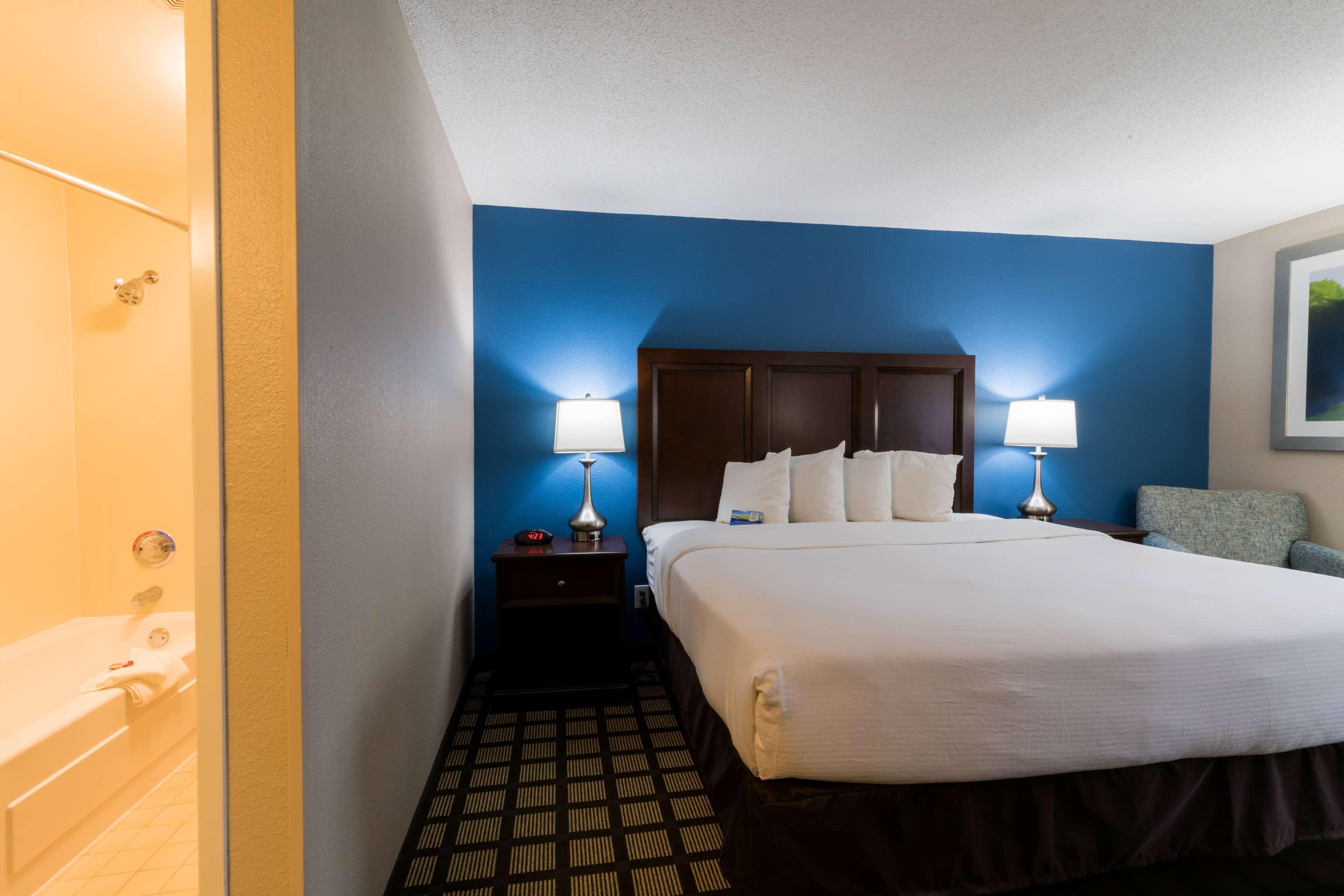 Отель Baymont By Wyndham Detroit Airport/Ромулус Экстерьер фото